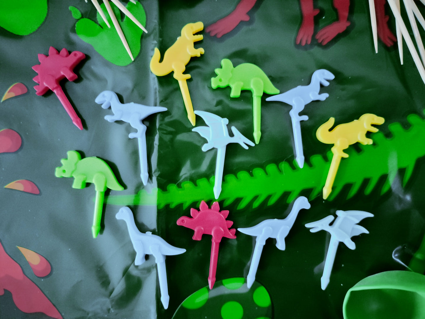 Kit anniversaire Dinosaures : 90 pièces