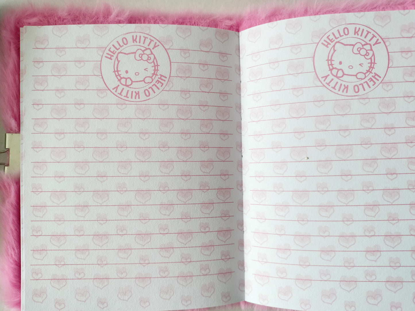 Carnet de notes Hello Kitty avec couverture en peluche