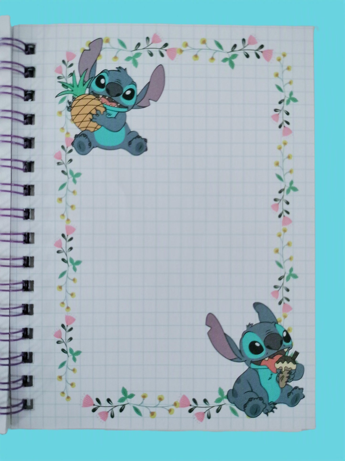 Carnet Stitch 8 pages à petits carreaux  + 16 pages de stickers ( + de 350 stickers )