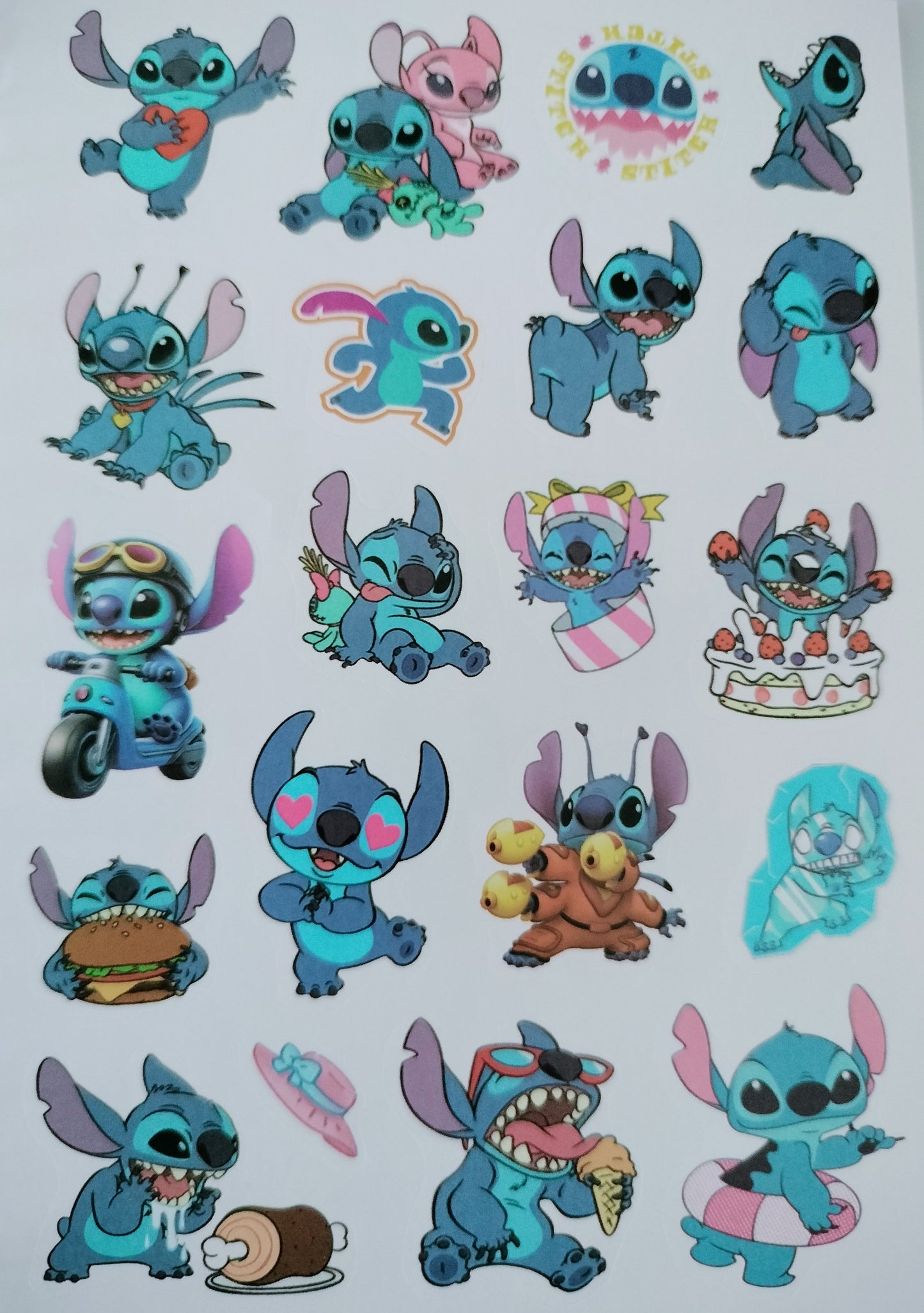 Carnet Stitch 8 pages à petits carreaux  + 16 pages de stickers ( + de 350 stickers )