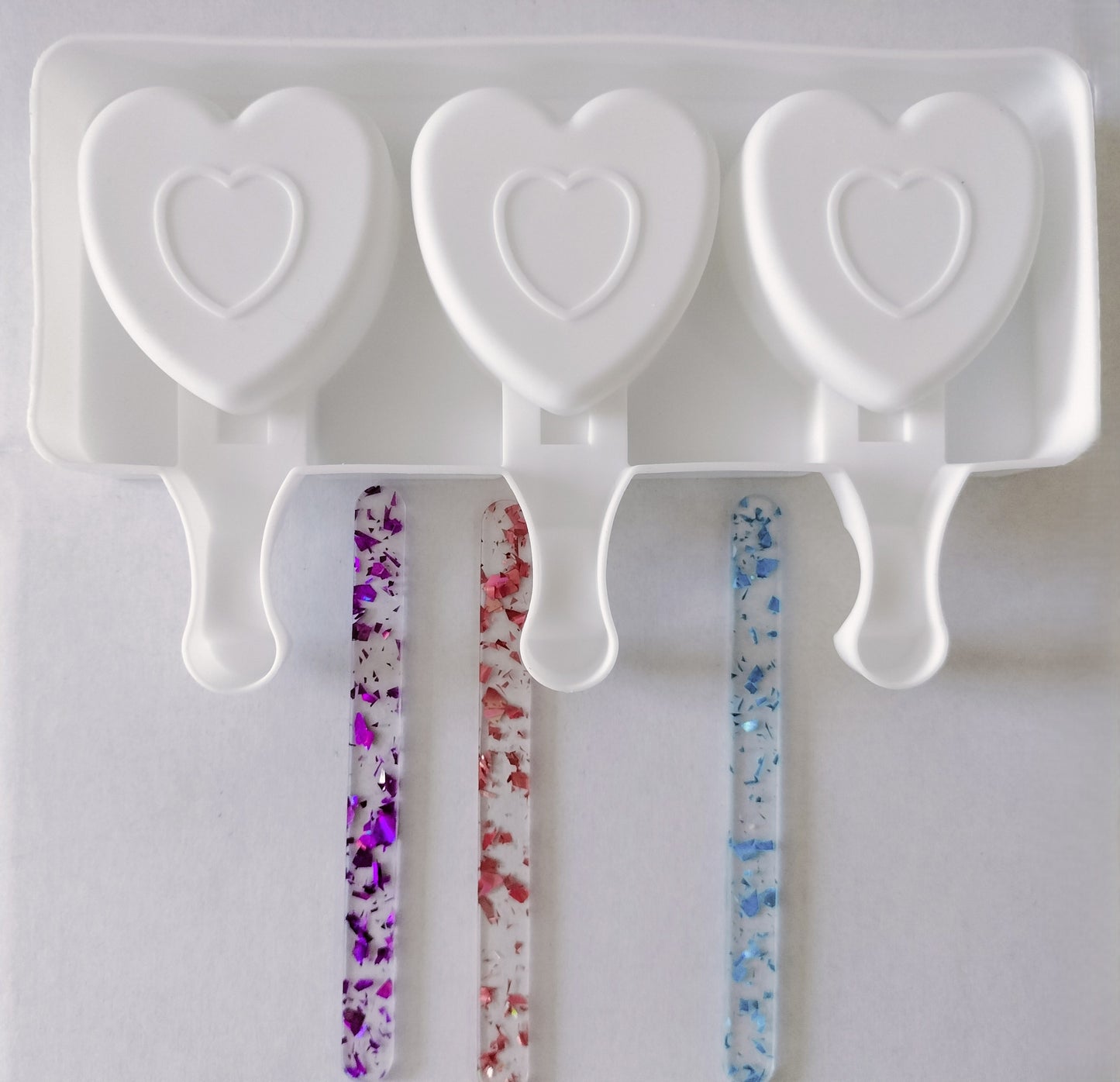 Moule à glaces 3 coeurs   ( silicone souple ) + 3 batônnets réutilisables et lavables