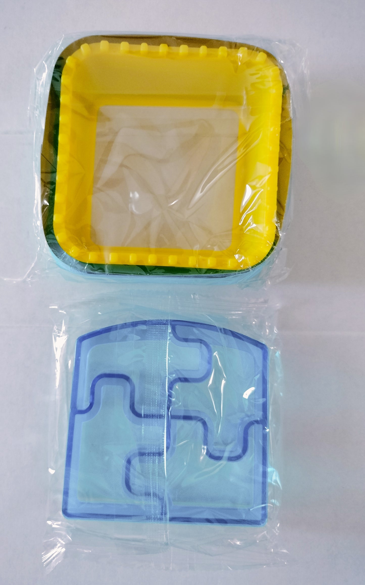 2 découpeurs scelleurs de sandwich ( carré + puzzle )