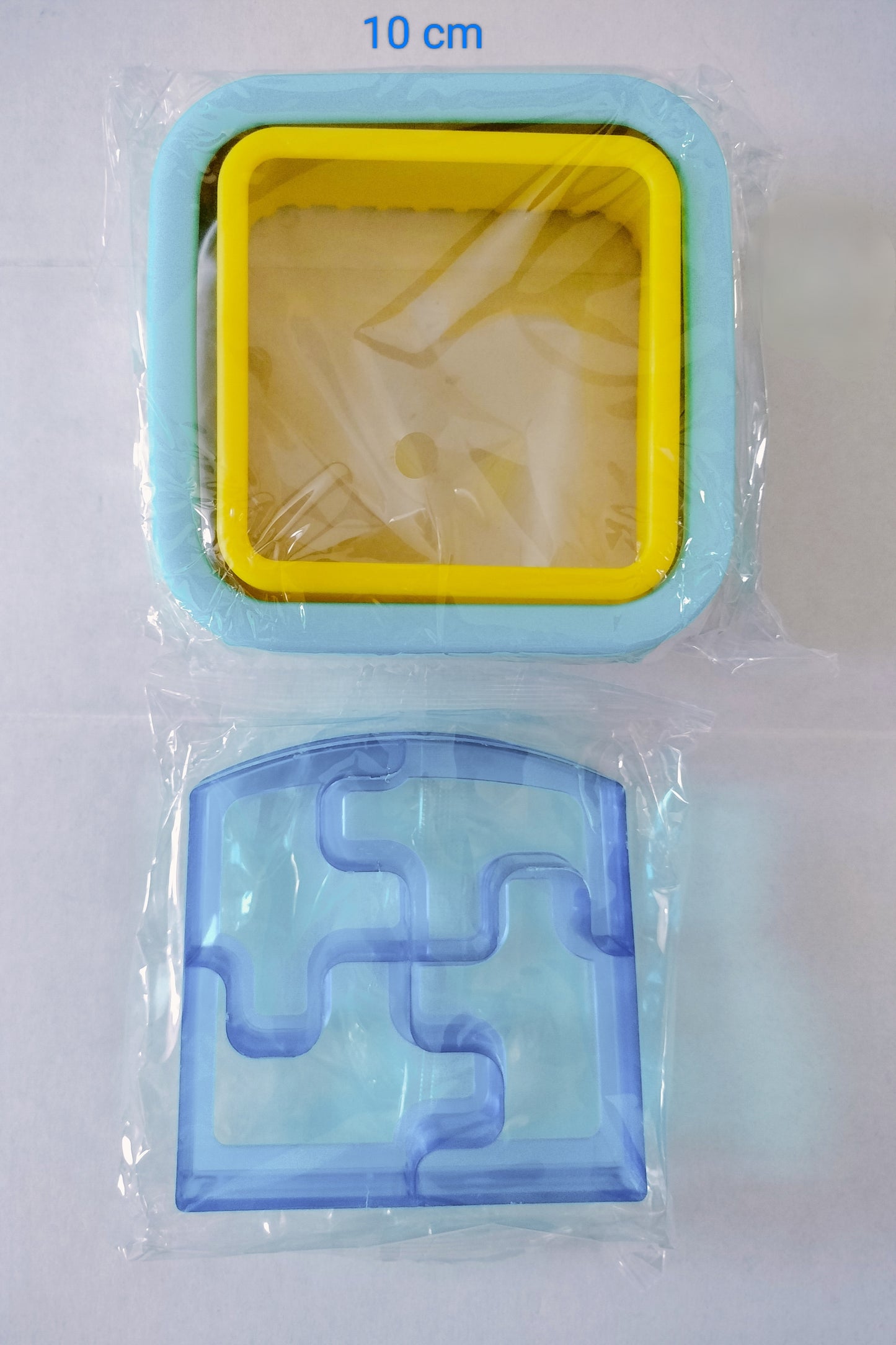 2 découpeurs scelleurs de sandwich ( carré + puzzle )