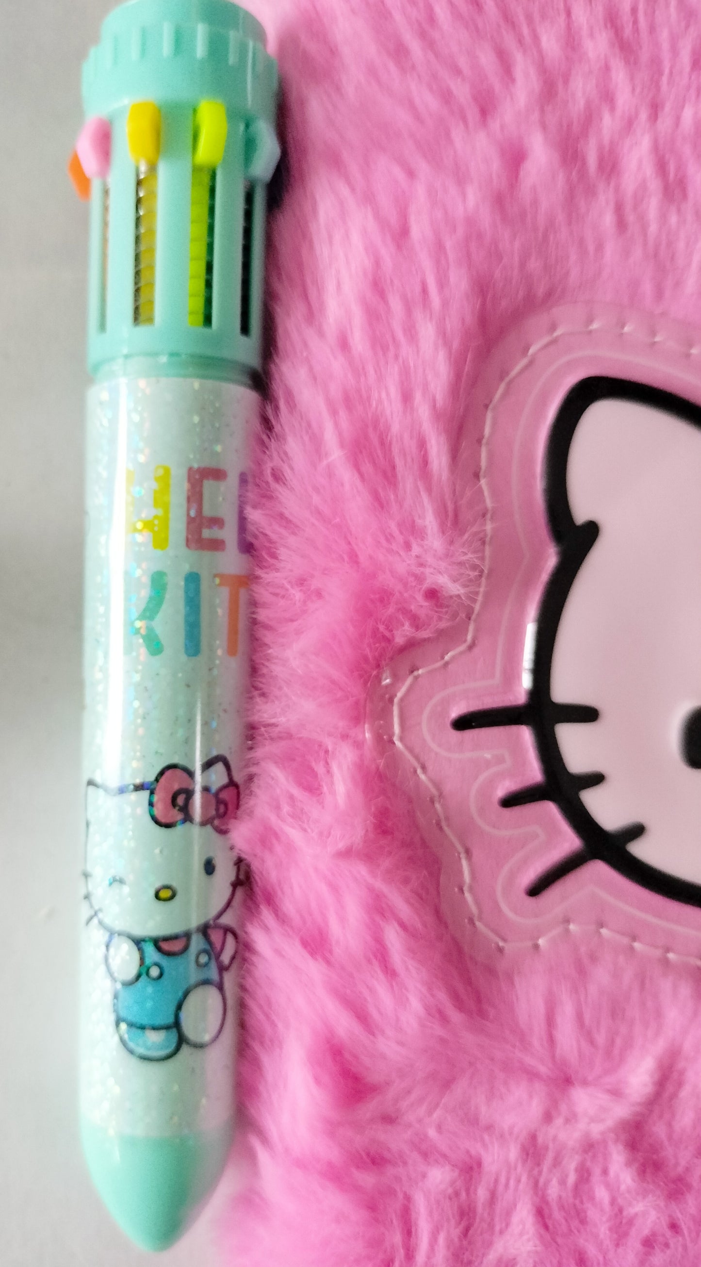 Carnet de notes Hello Kitty avec couverture en peluche